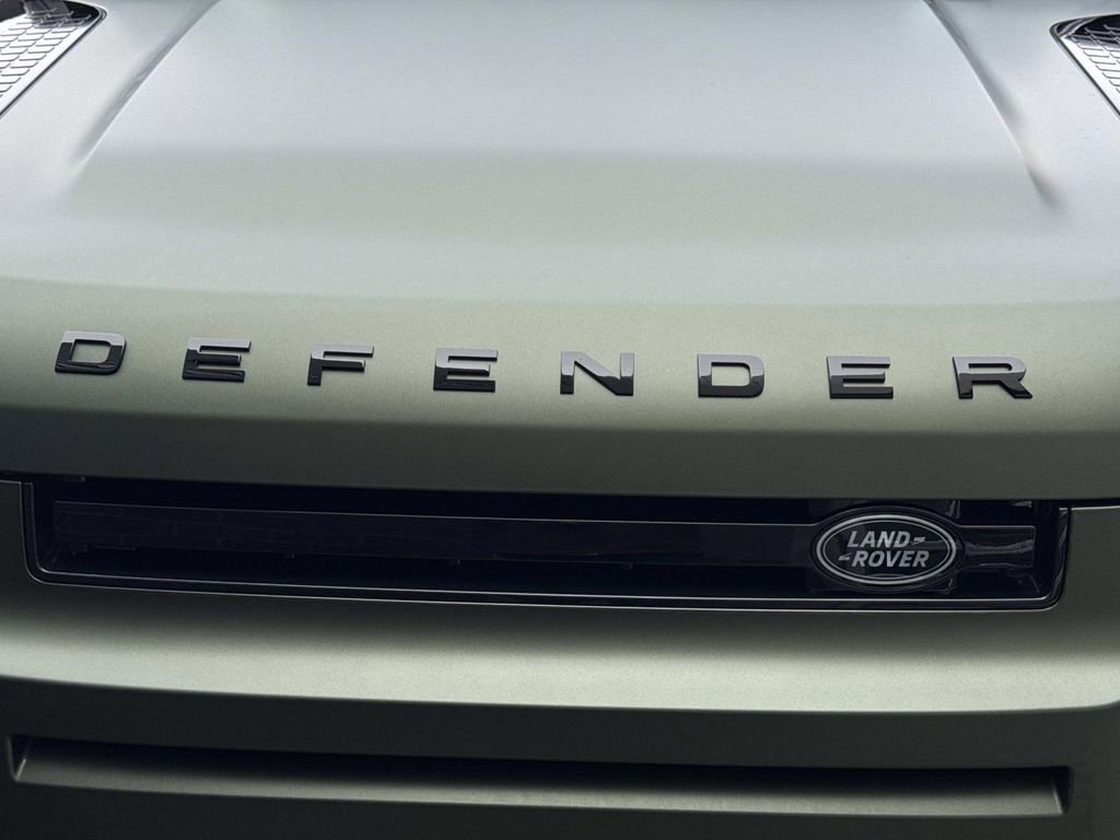 New 2026 Land Rover Defender 110 X-Dynamic SE image 10