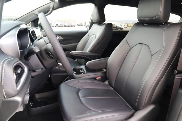 Used 2026 Chrysler Pacifica Select FWD image 14
