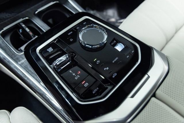 Used 2025 BMW 760i xDrive w/ Executive Package image 23