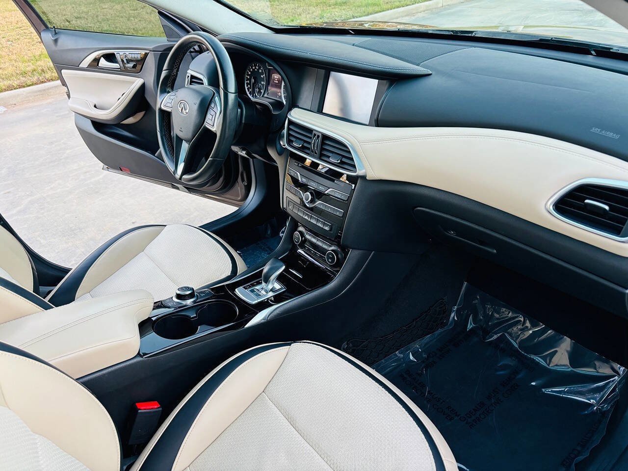 Used 2019 INFINITI QX30 w/ Navigation Package image 16