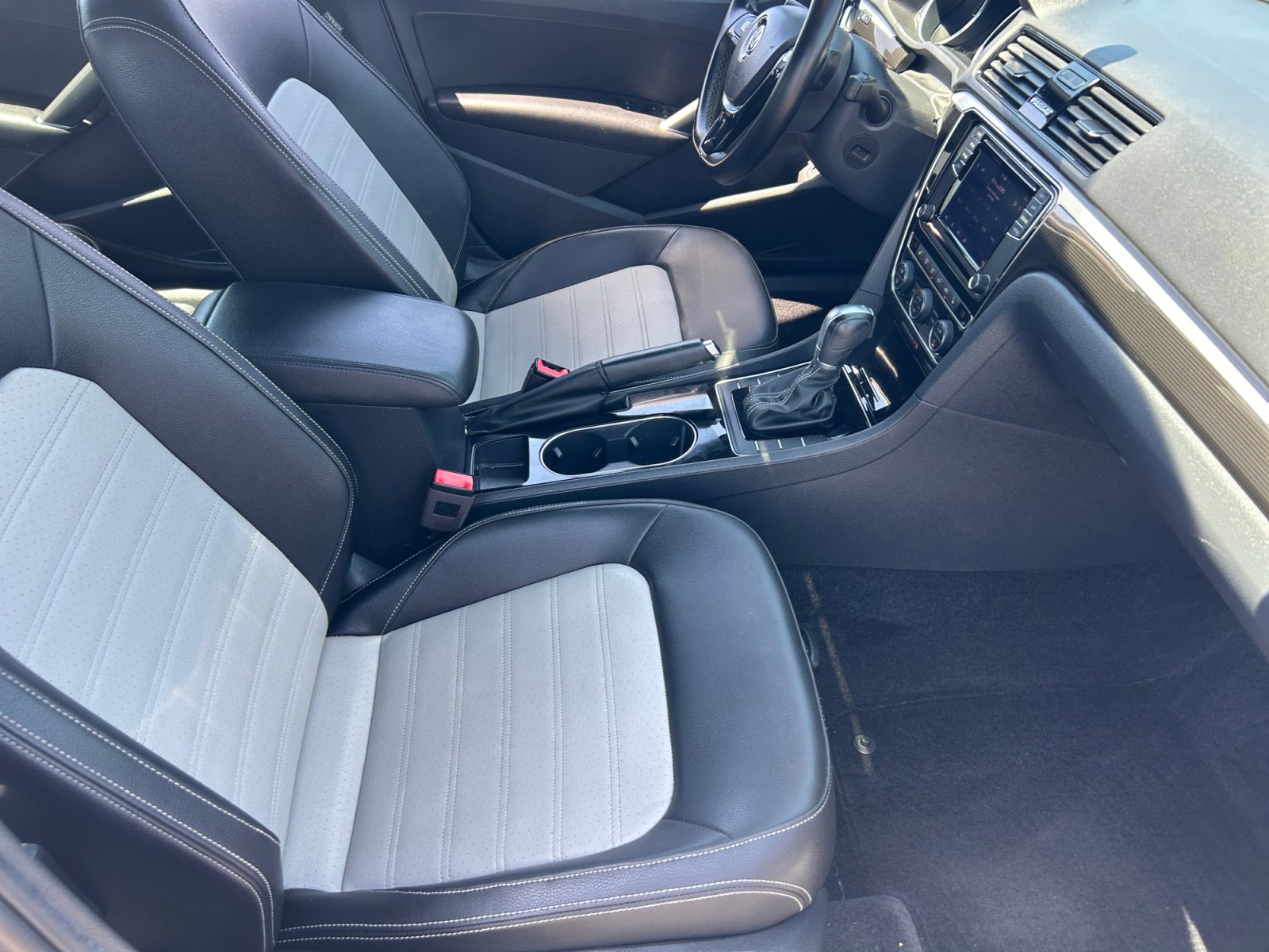 Used 2018 Volkswagen Passat GT FWD image 18