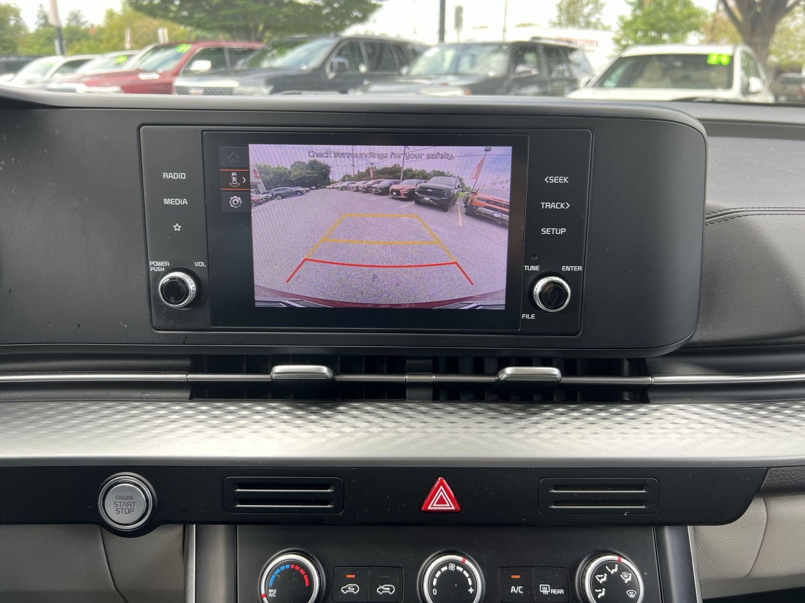 Used 2024 Kia Carnival LX FWD image 19