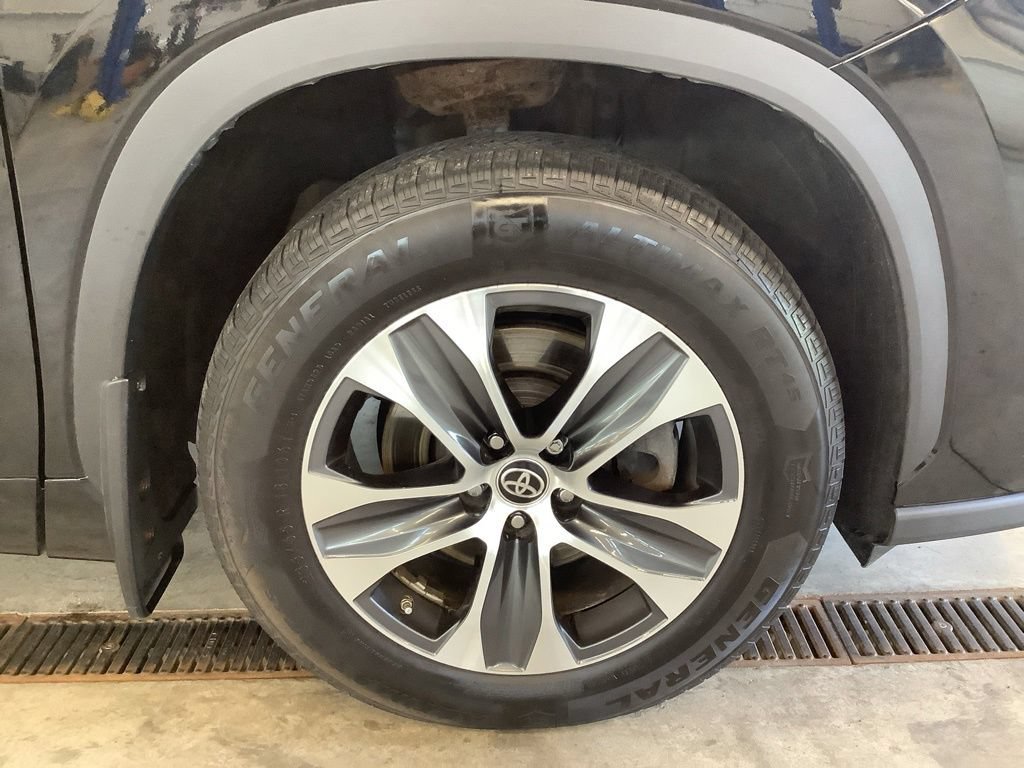 Used 2023 Toyota Highlander XLE AWD/4WD image 32