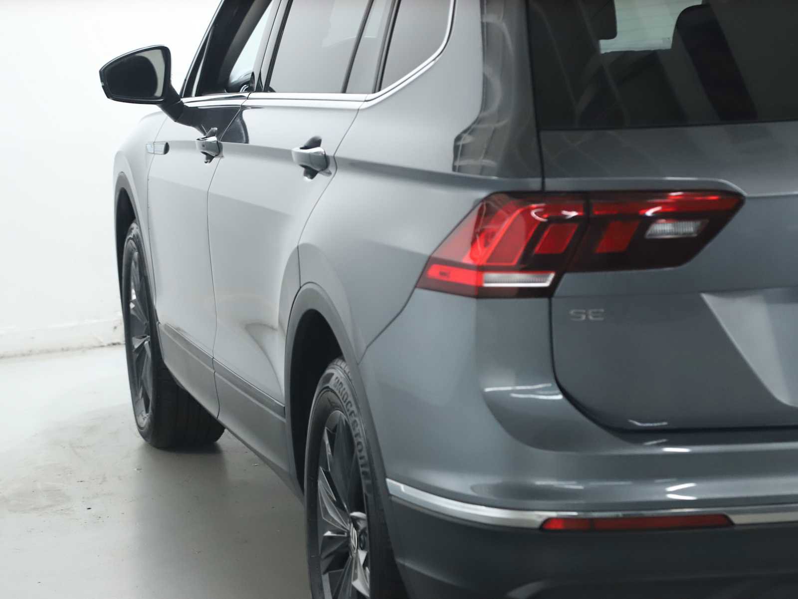 Certified 2024 Volkswagen Tiguan SE w/ Panoramic Sunroof Package AWD/4WD image 44