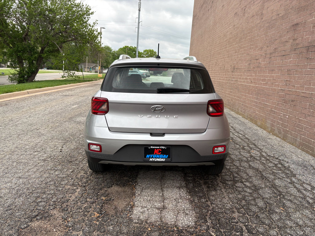 Used 2025 Hyundai Venue SEL FWD image 4