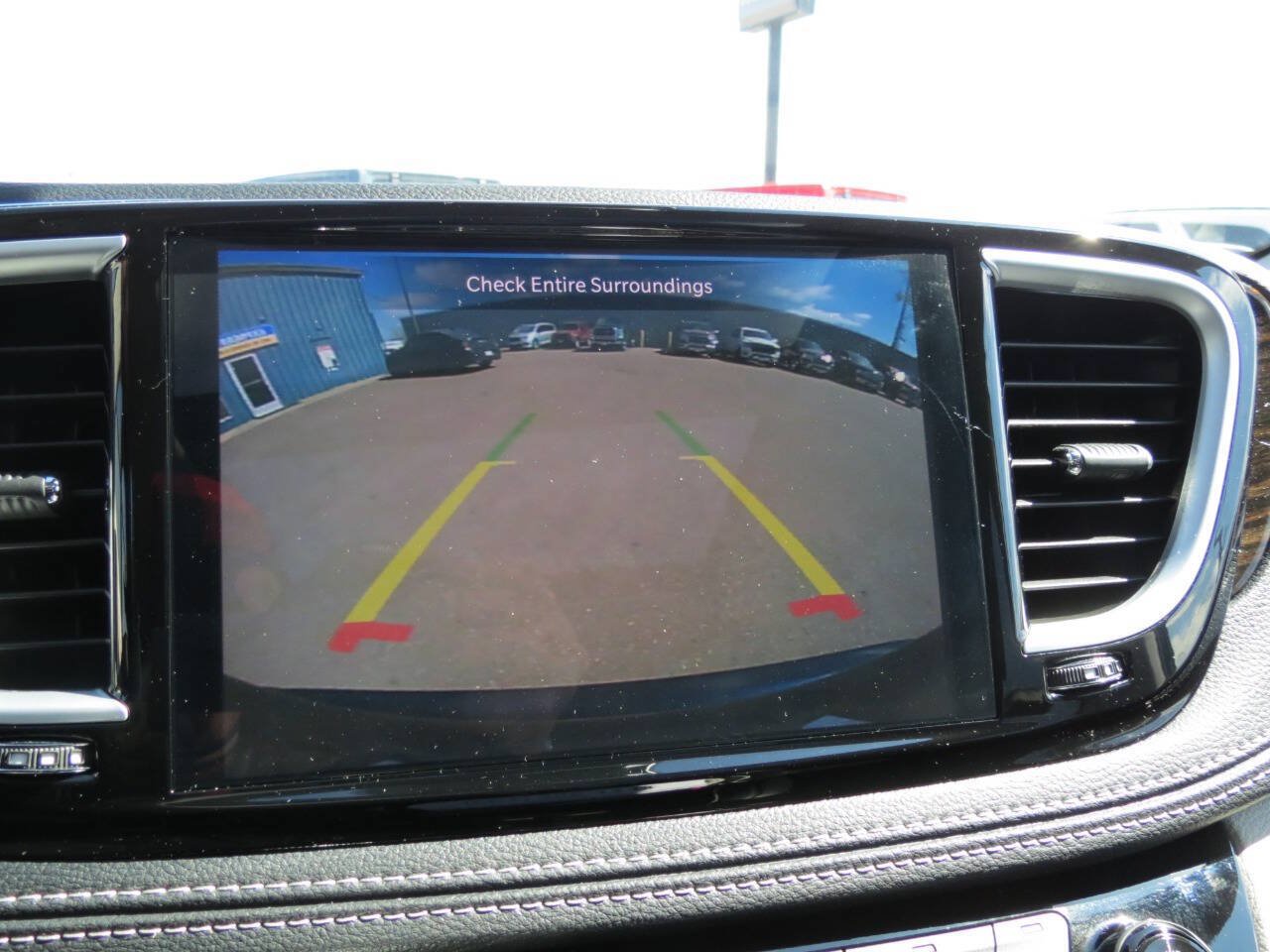 Used 2024 Chrysler Pacifica Limited w/ Trailer Tow Group FWD image 15