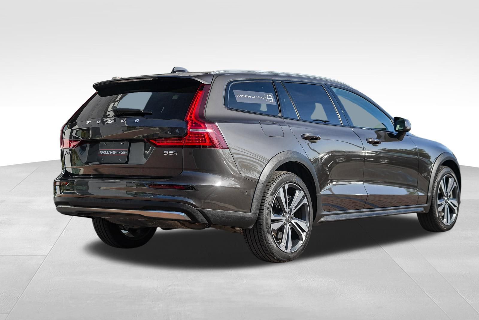 Used 2025 Volvo V60 B5 Cross Country Plus image 9