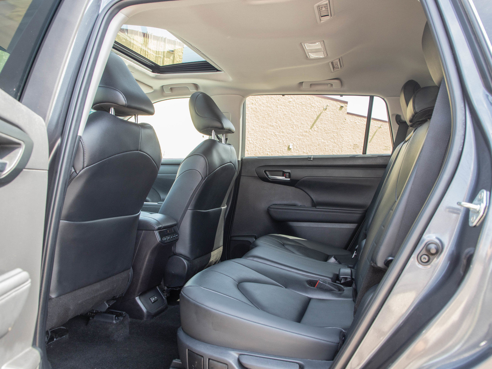 Used 2025 Toyota Highlander XLE AWD/4WD image 21