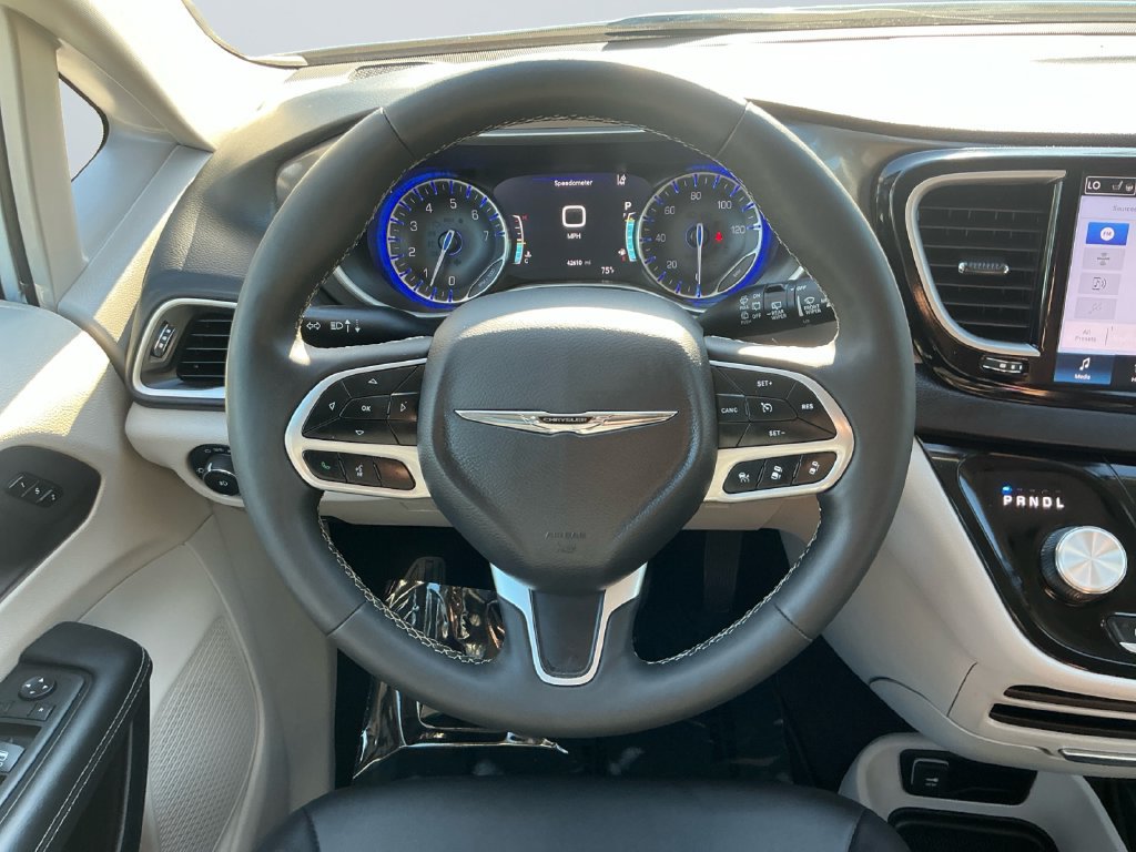 Used 2024 Chrysler Pacifica Touring-L FWD image 13