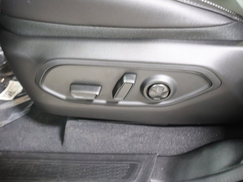 New 2025 Jeep Grand Cherokee Altitude image 12