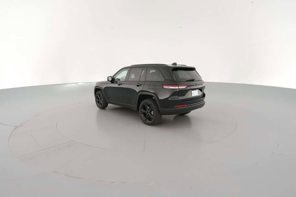 New 2025 Jeep Grand Cherokee Limited w/ Black Appearance Package image 8