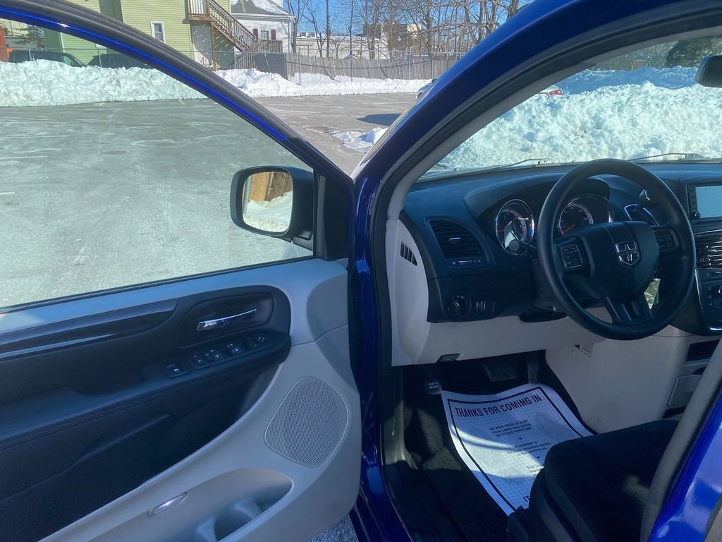 Used 2018 Dodge Grand Caravan SE w/ UConnect Hands-Free Group image 10
