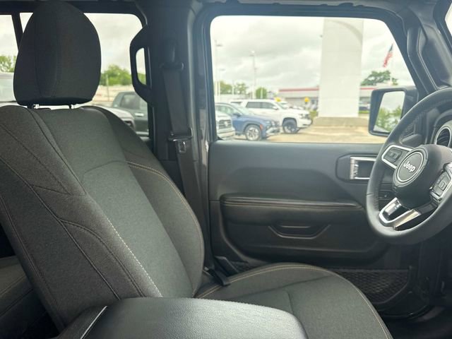 Used 2025 Jeep Wrangler Sahara image 16
