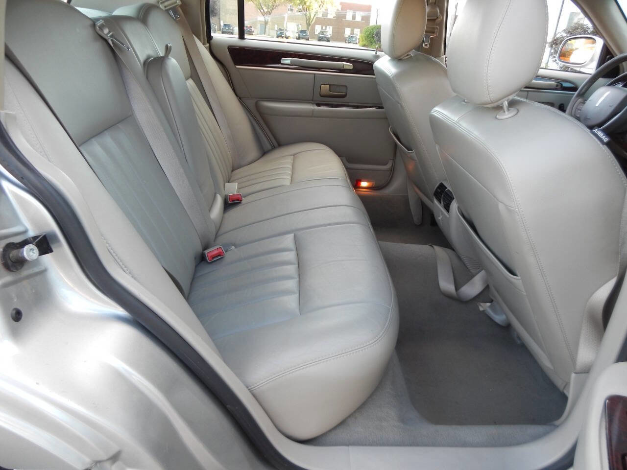 Used 2007 Lincoln Town Car Signature image 32