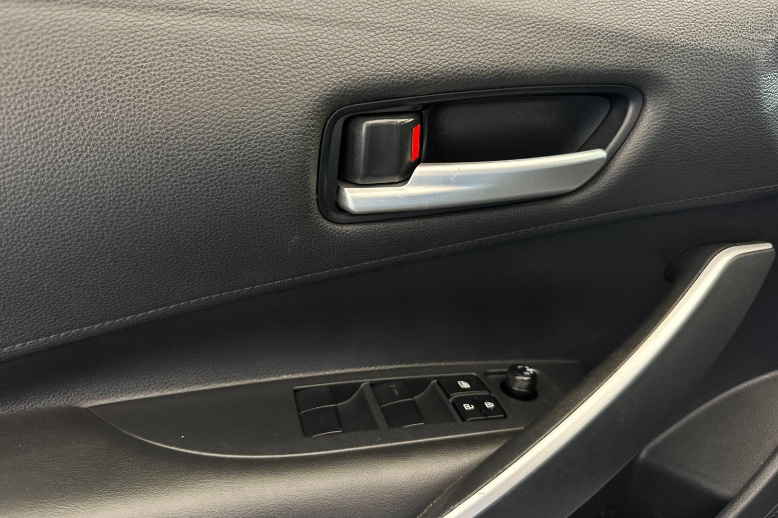 Used 2020 Toyota Corolla SE w/ SE Premium Package FWD image 10