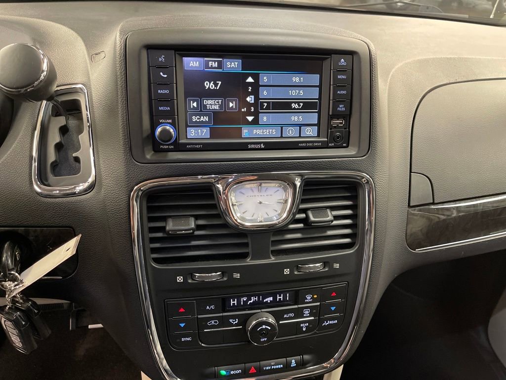 Used 2016 Chrysler Town & Country Touring image 19