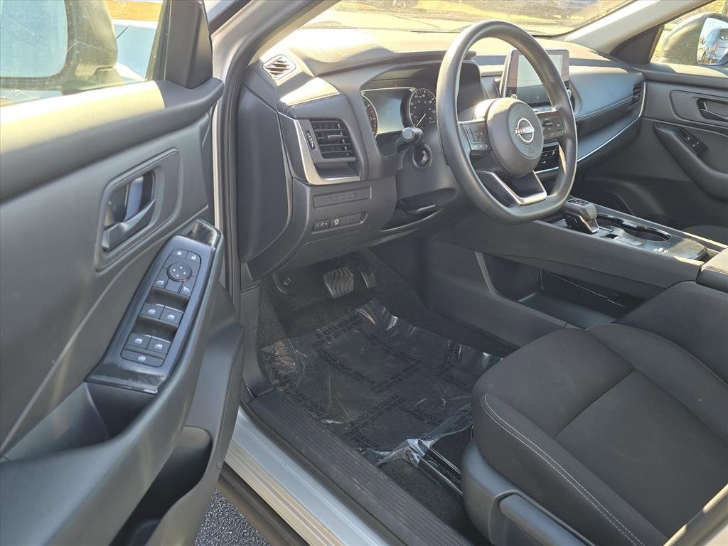 Used 2024 Nissan Rogue S image 9