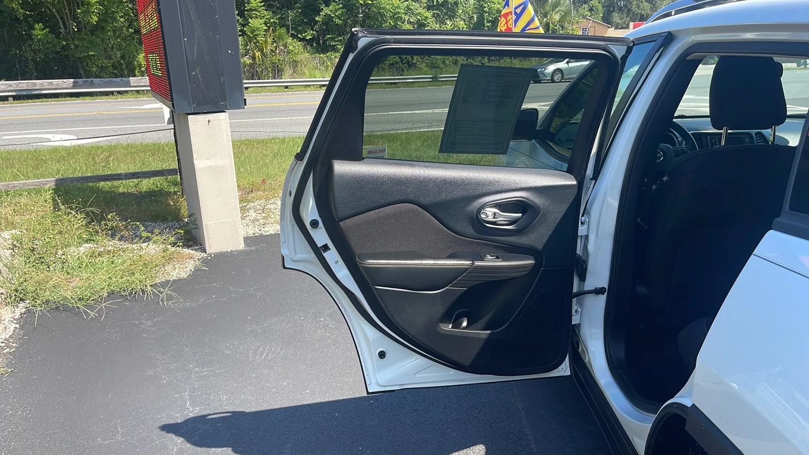 Used 2015 Jeep Cherokee Sport FWD image 11