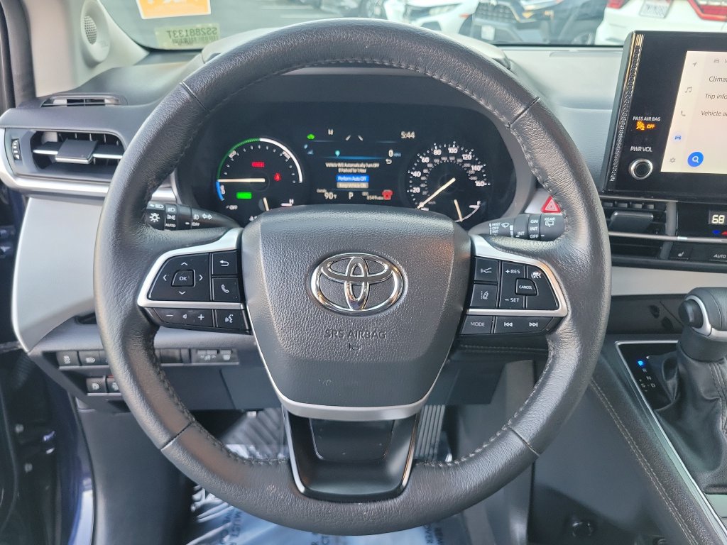 Used 2025 Toyota Sienna XLE w/ XLE Plus Package FWD image 24