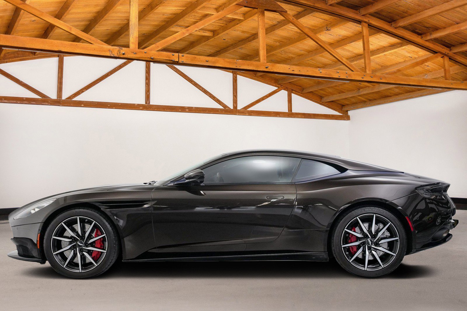 Used 2018 Aston Martin DB11 V12 image 2