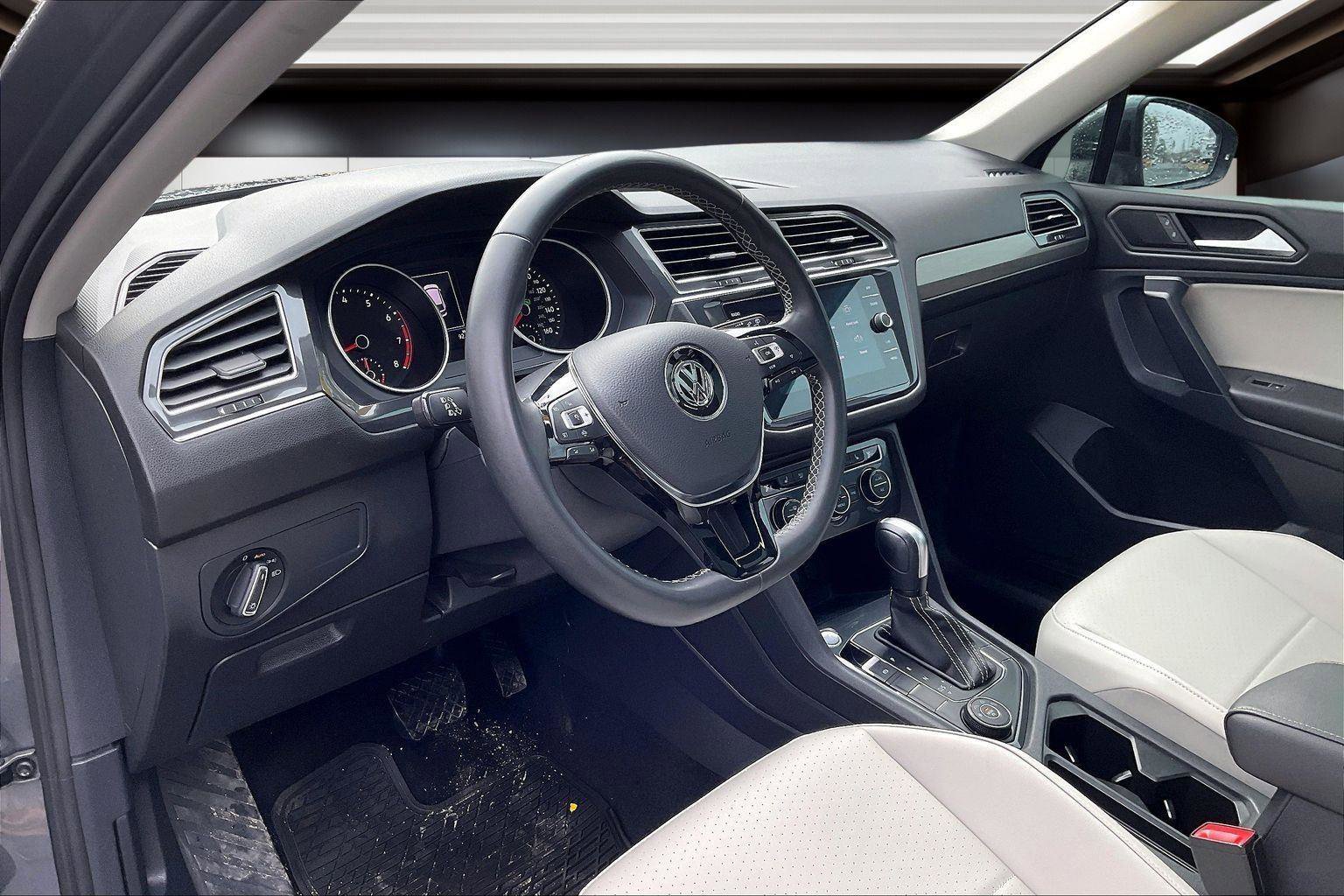 Used 2021 Volkswagen Tiguan SE w/ Panoramic Sunroof Package image 13