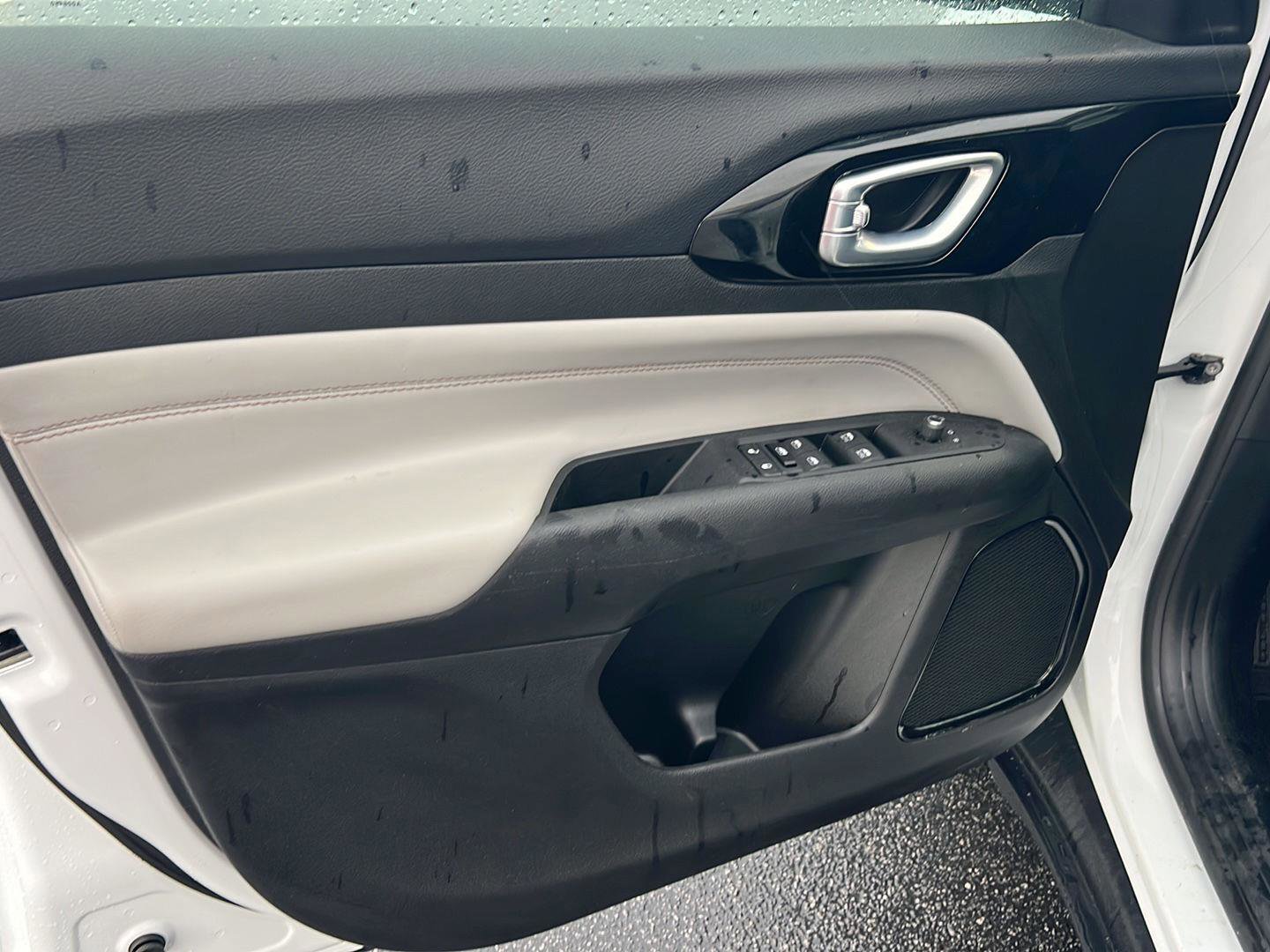 Used 2022 Jeep Compass Limited image 16