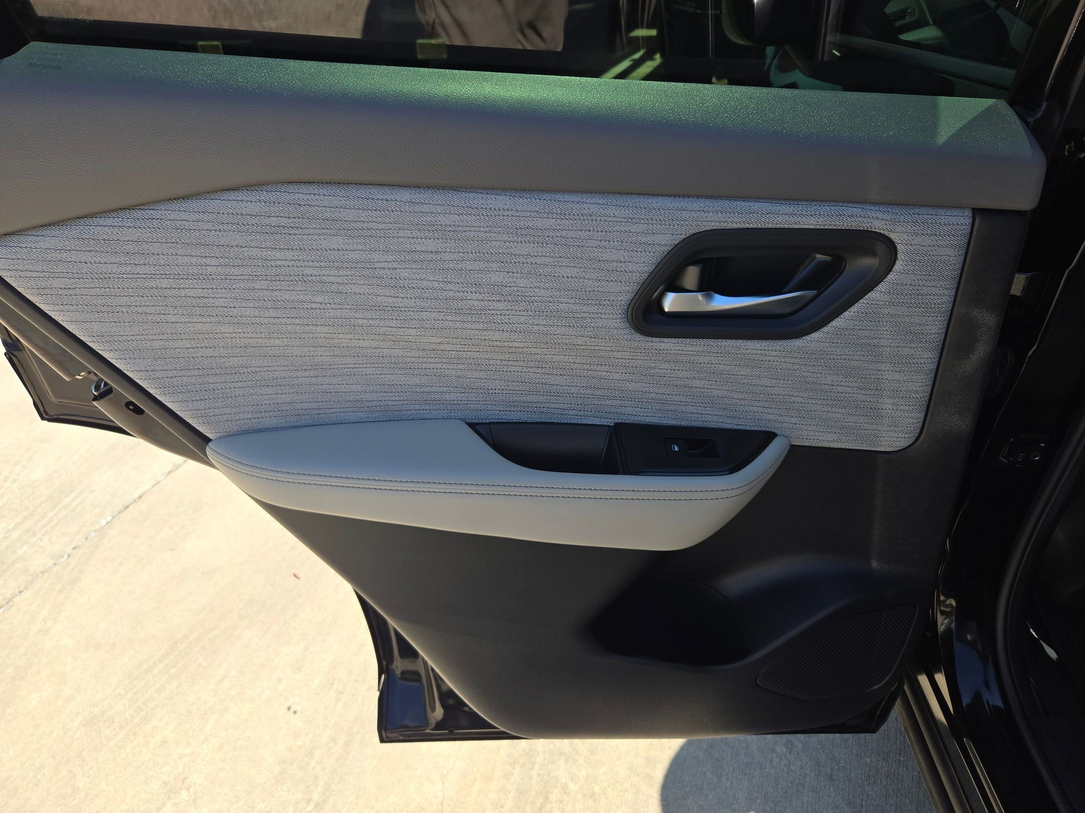 Used 2023 Nissan Rogue SV image 13