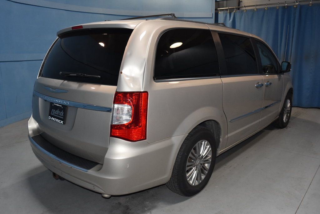 Used 2015 Chrysler Town & Country Touring-L w/ Driver Convenience Group FWD image 26