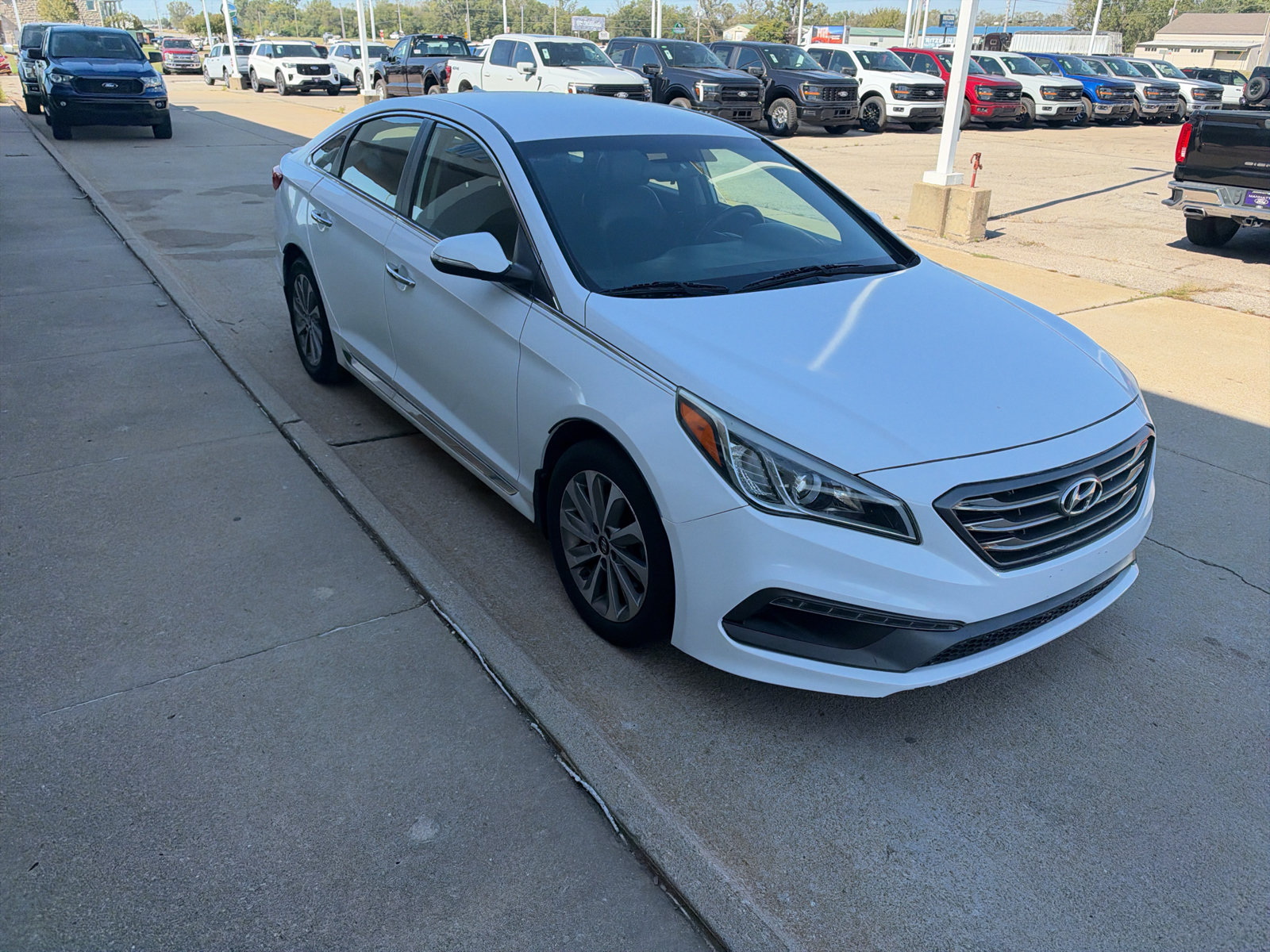 Used 2016 Hyundai Sonata Sport w/ Option Group 02 FWD image 4