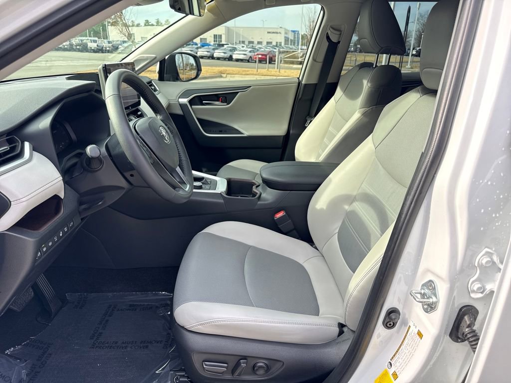 Used 2025 Toyota RAV4 Limited image 13