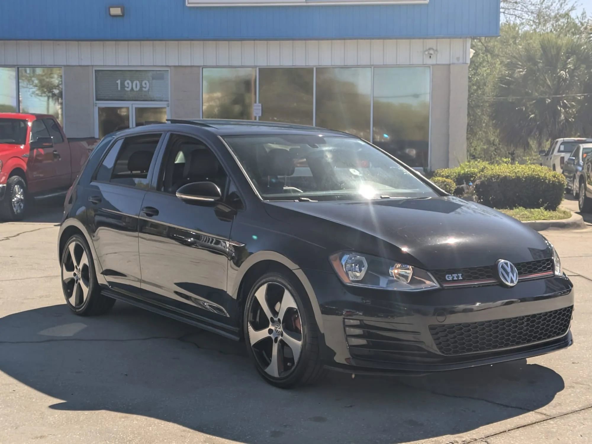 Used 2015 Volkswagen Golf 4-Door image 4