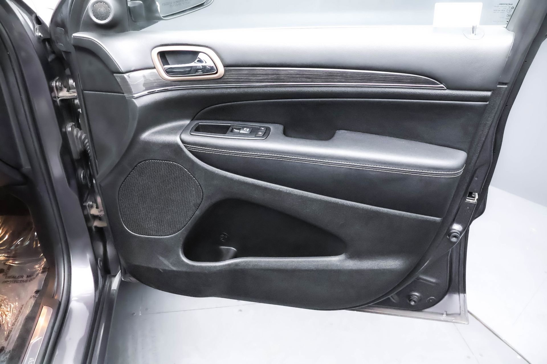 Used 2015 Jeep Grand Cherokee Overland w/ Advanced Technology Group image 39