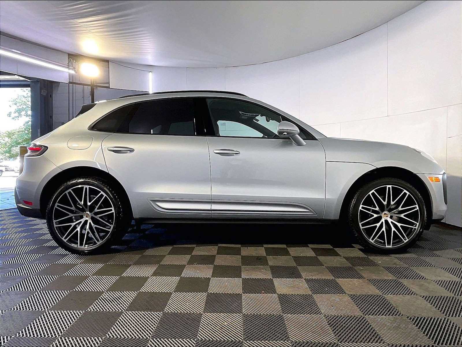 Certified 2023 Porsche Macan AWD/4WD image 8