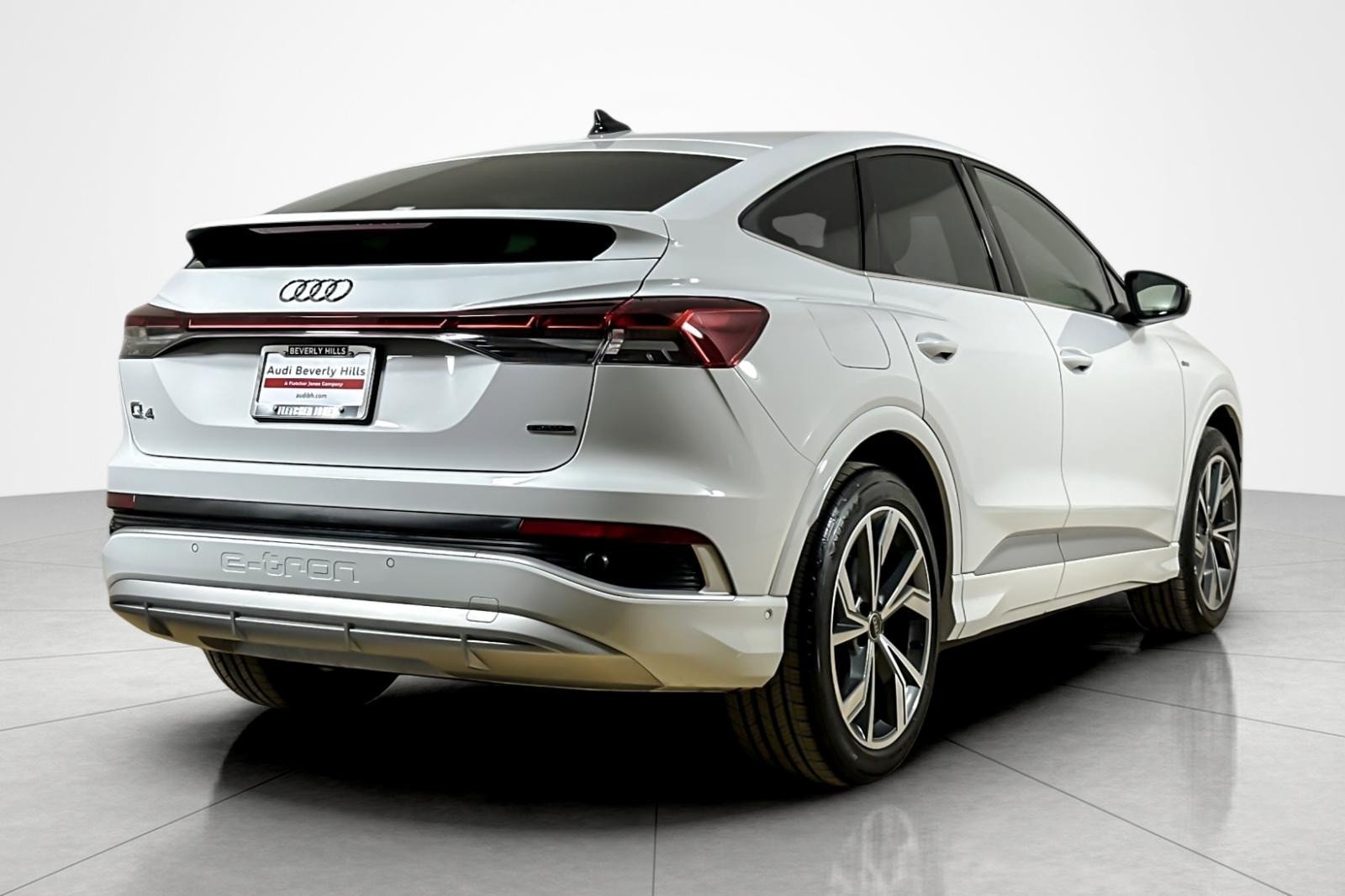 Used 2024 Audi Q4 e-tron Prestige AWD/4WD image 5