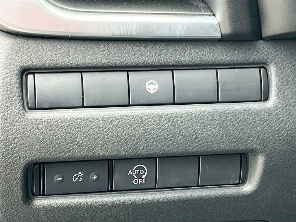 Used 2023 Nissan Rogue SV image 10