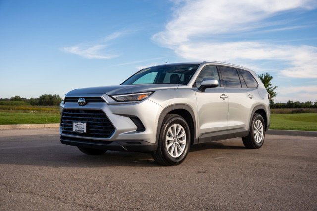 Used 2025 Toyota Grand Highlander AWD image 3