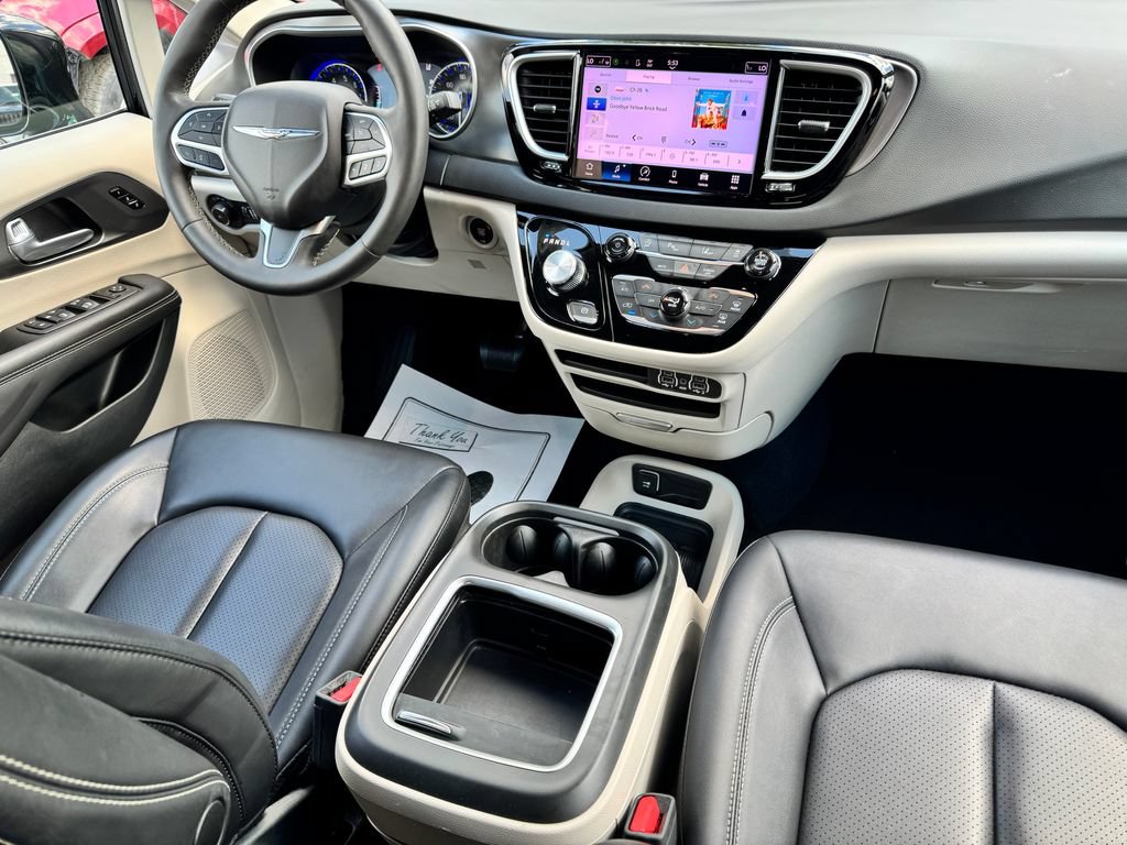 Used 2024 Chrysler Pacifica Touring-L FWD image 12