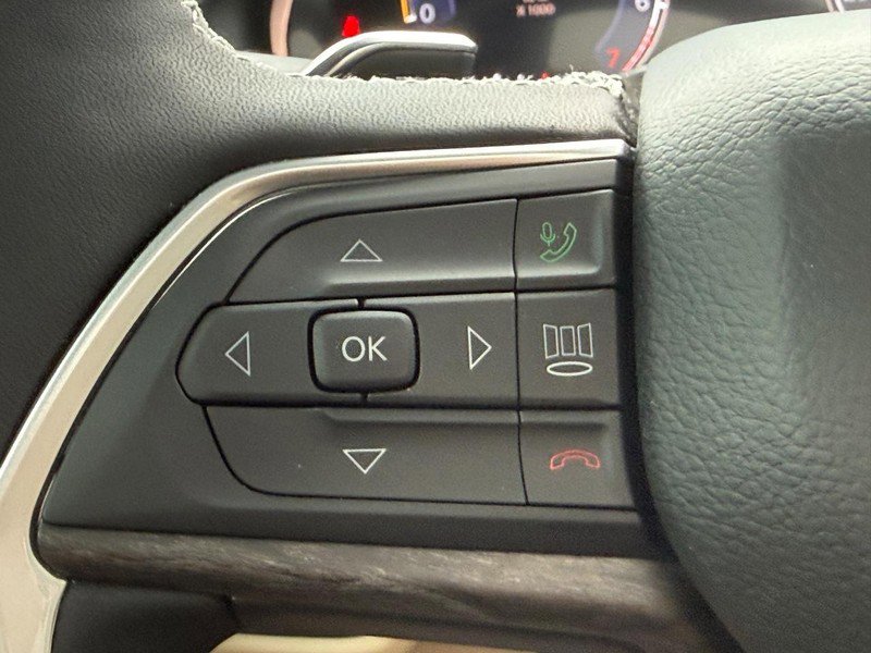 Used 2025 Jeep Grand Cherokee Limited w/ Luxury Tech Group II image 16