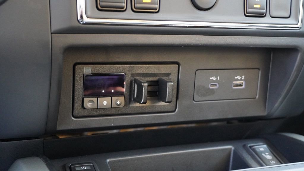 Used 2024 Nissan Titan SV w/ SV Convenience Package image 37