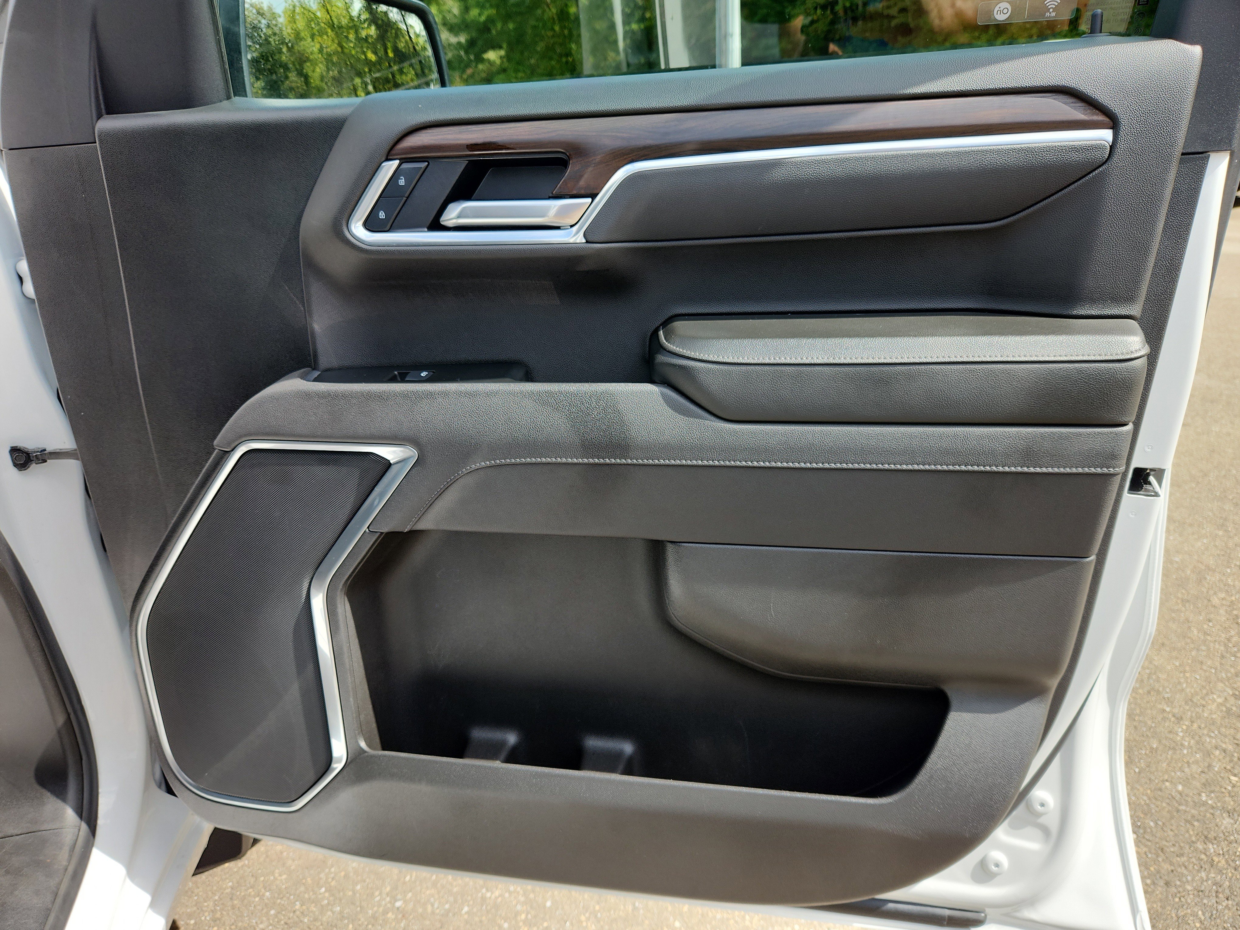 Used 2025 GMC Sierra 1500 SLT image 45