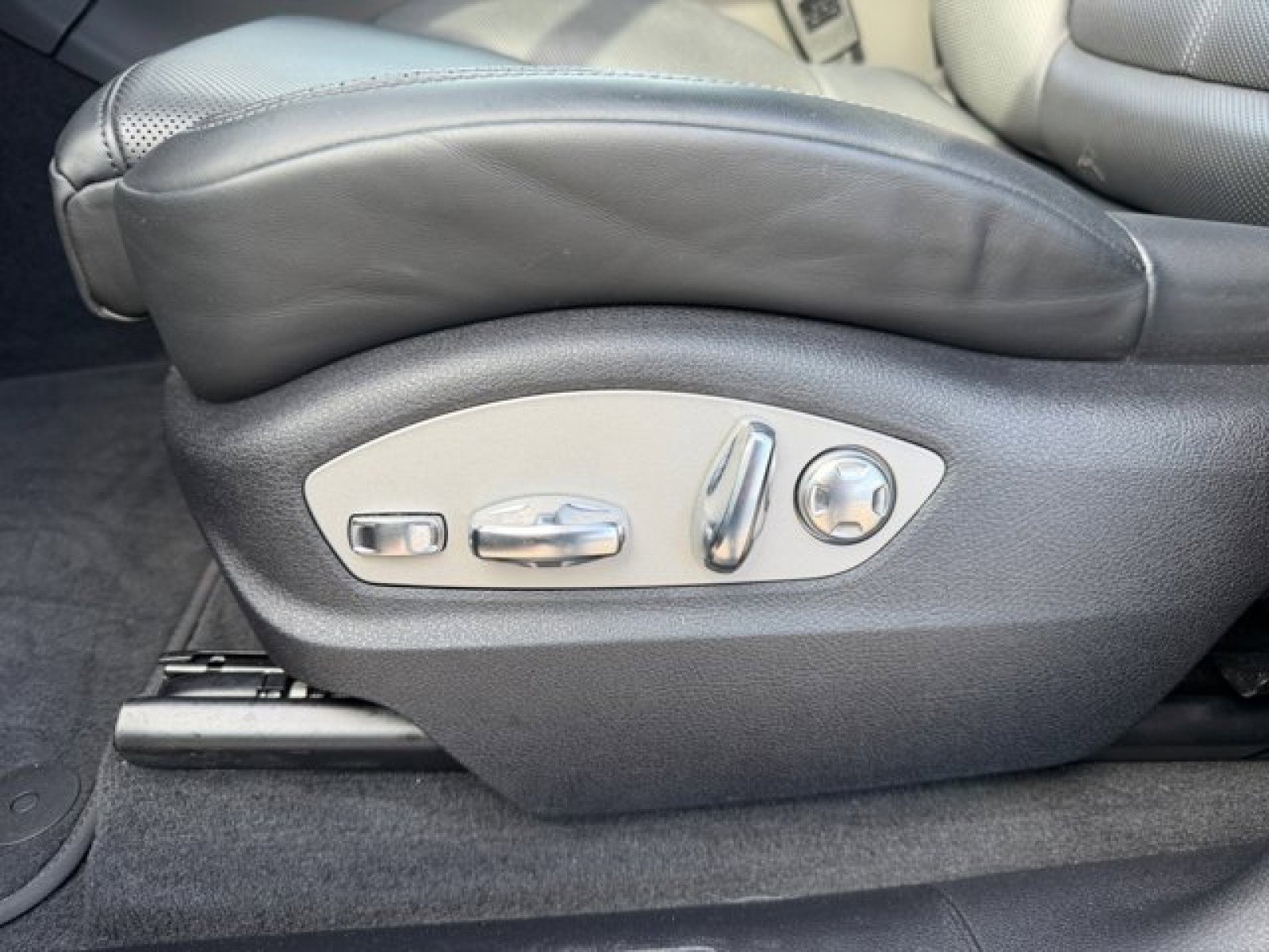 Used 2023 Porsche Macan w/ Premium Package Plus image 11