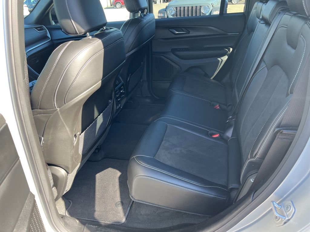 New 2025 Jeep Grand Cherokee Altitude image 16