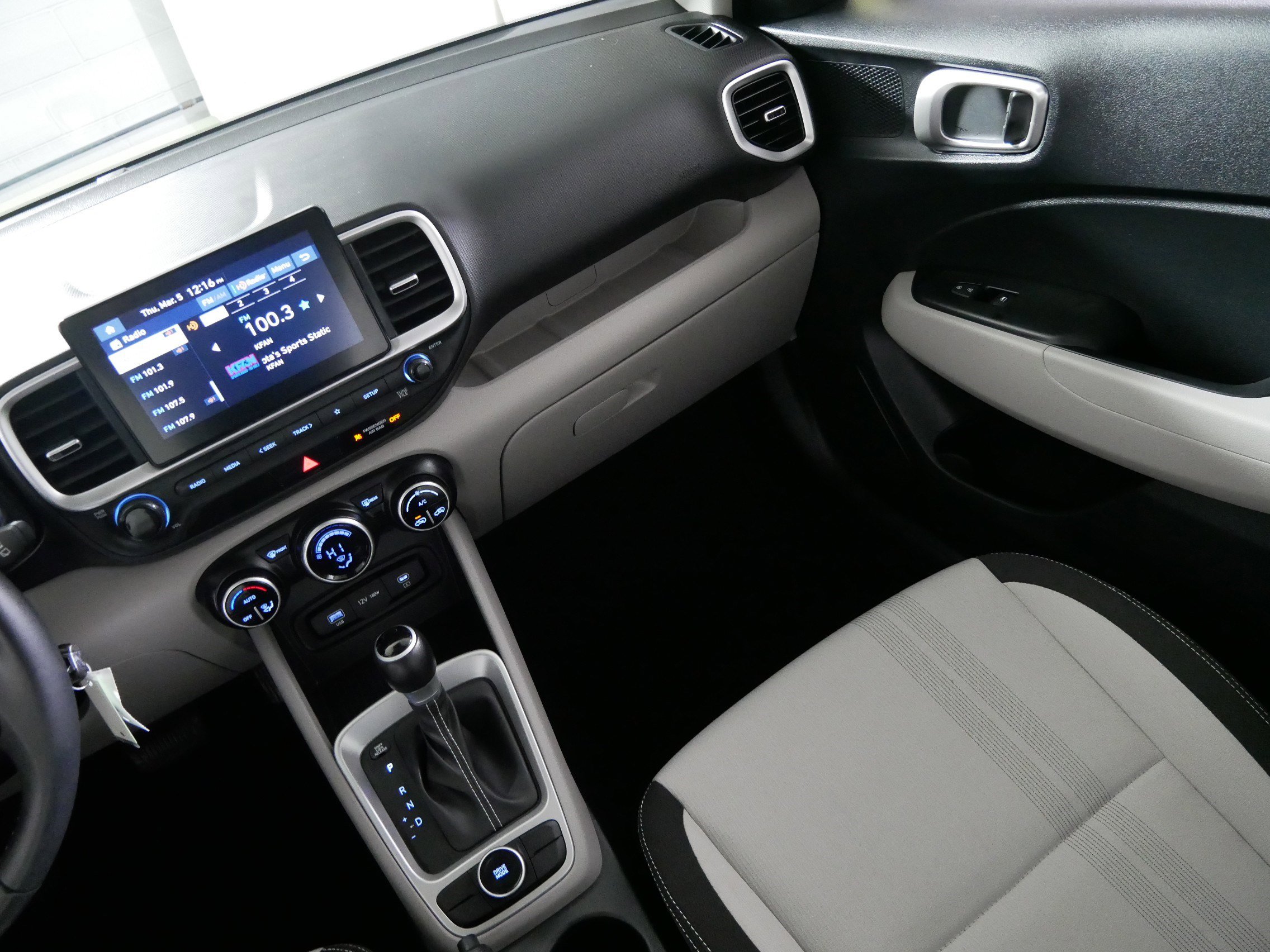 Used 2023 Hyundai Venue SEL image 11