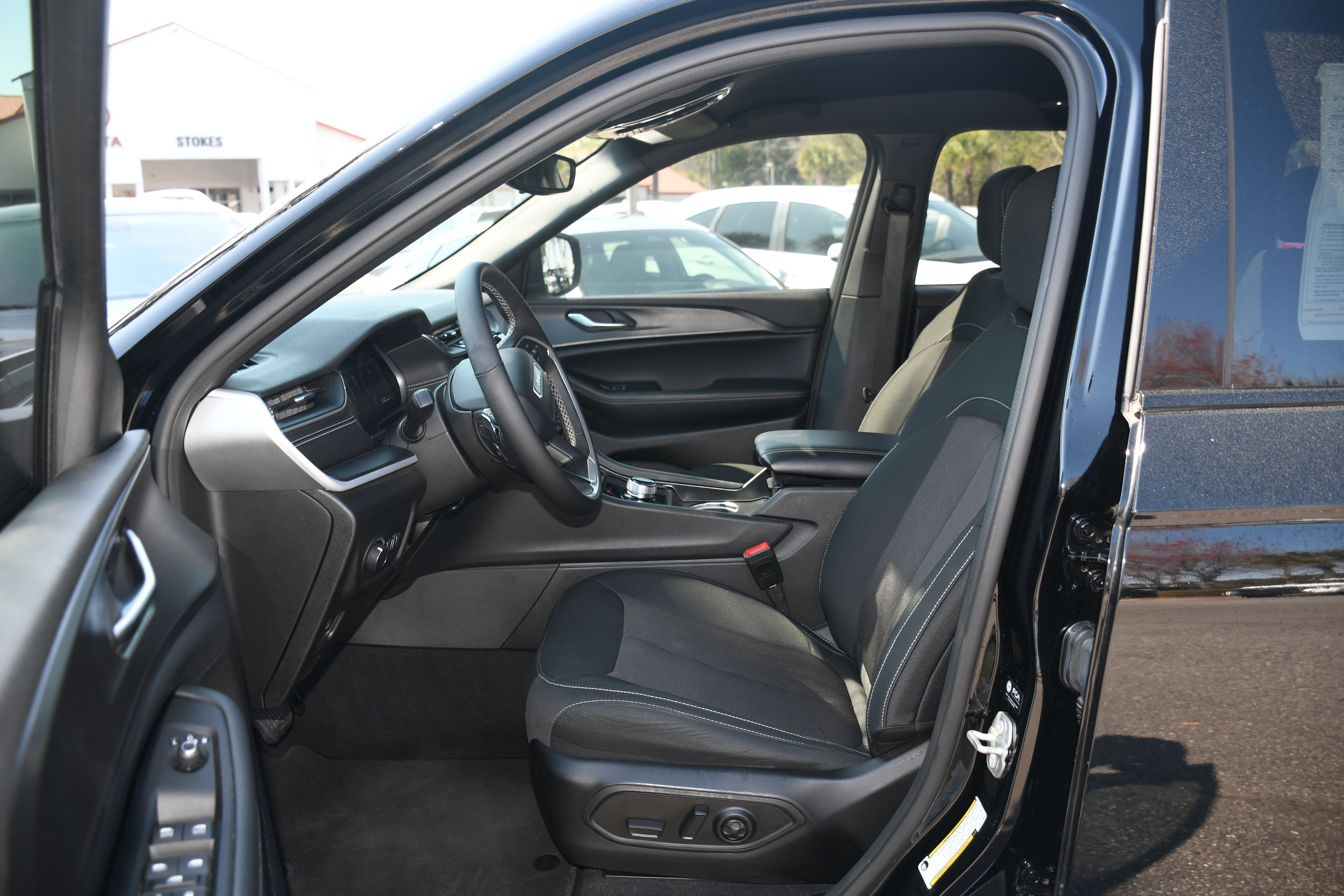 Used 2024 Jeep Grand Cherokee Laredo w/ Luxury Tech Group I image 7