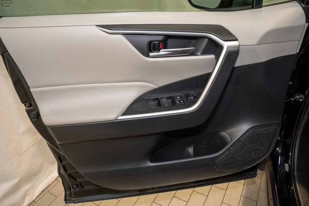 Used 2021 Toyota RAV4 XLE w/ Convenience Package image 13