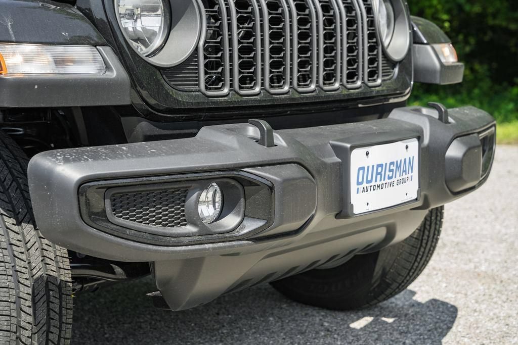 New 2025 Jeep Gladiator Sport AWD/4WD image 11