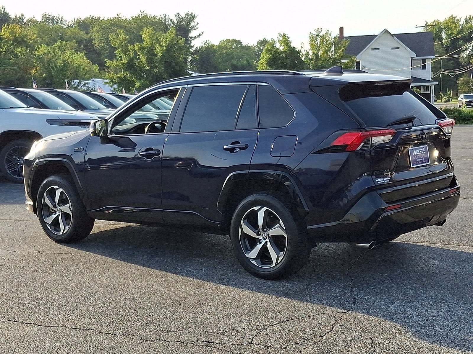 Used 2021 Toyota RAV4 SE w/ Weather & Moonroof Package AWD/4WD image 4