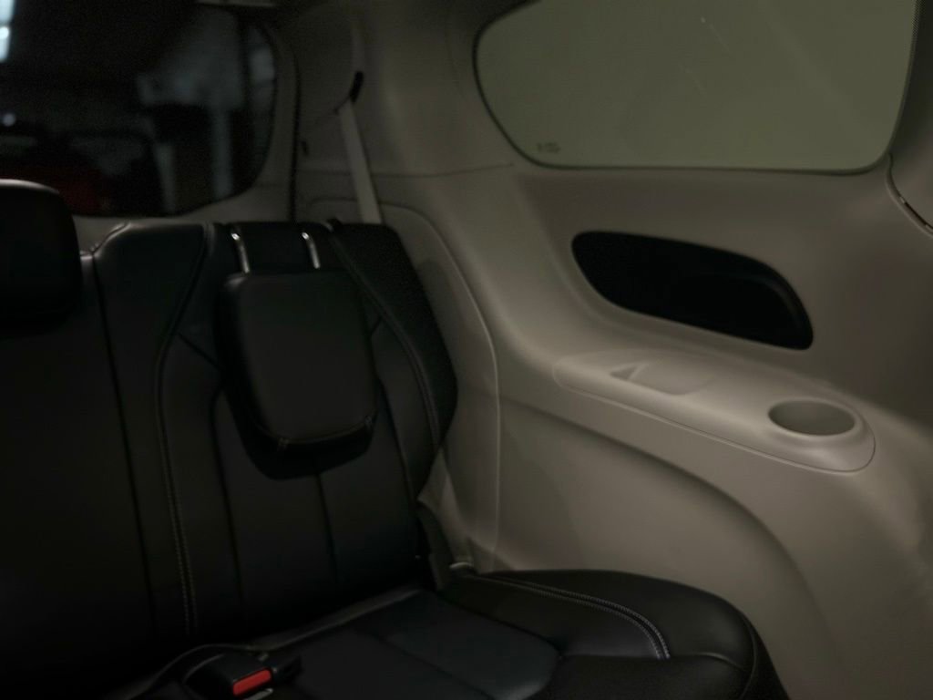 Used 2024 Chrysler Pacifica Select image 20