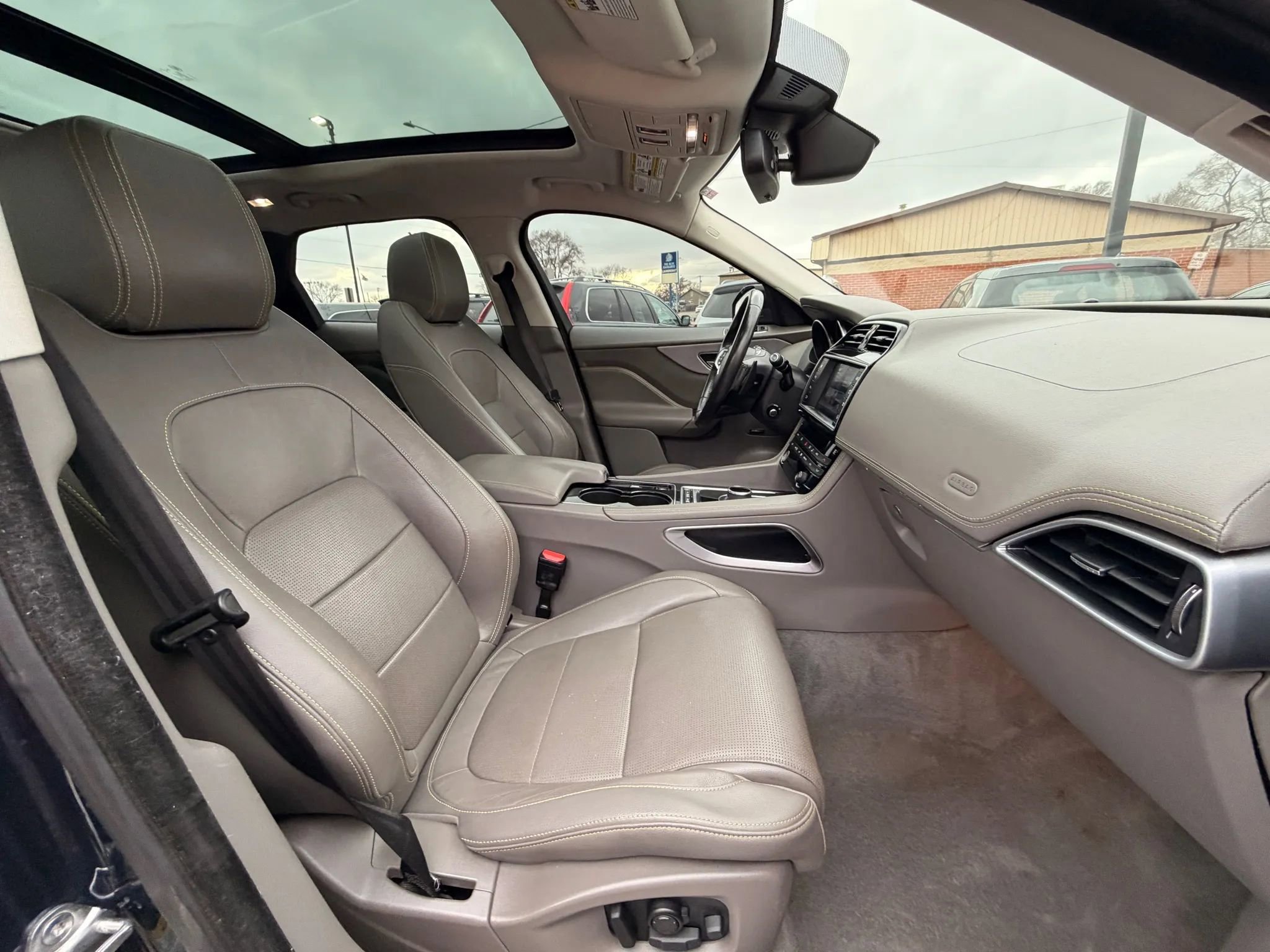 Used 2017 Jaguar F-PACE R-Sport image 19