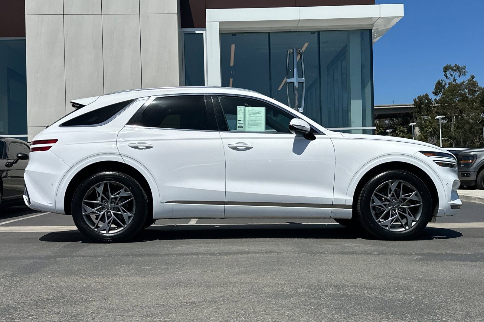 Used 2022 Genesis GV70 2.5T w/ Advanced Package AWD/4WD image 2
